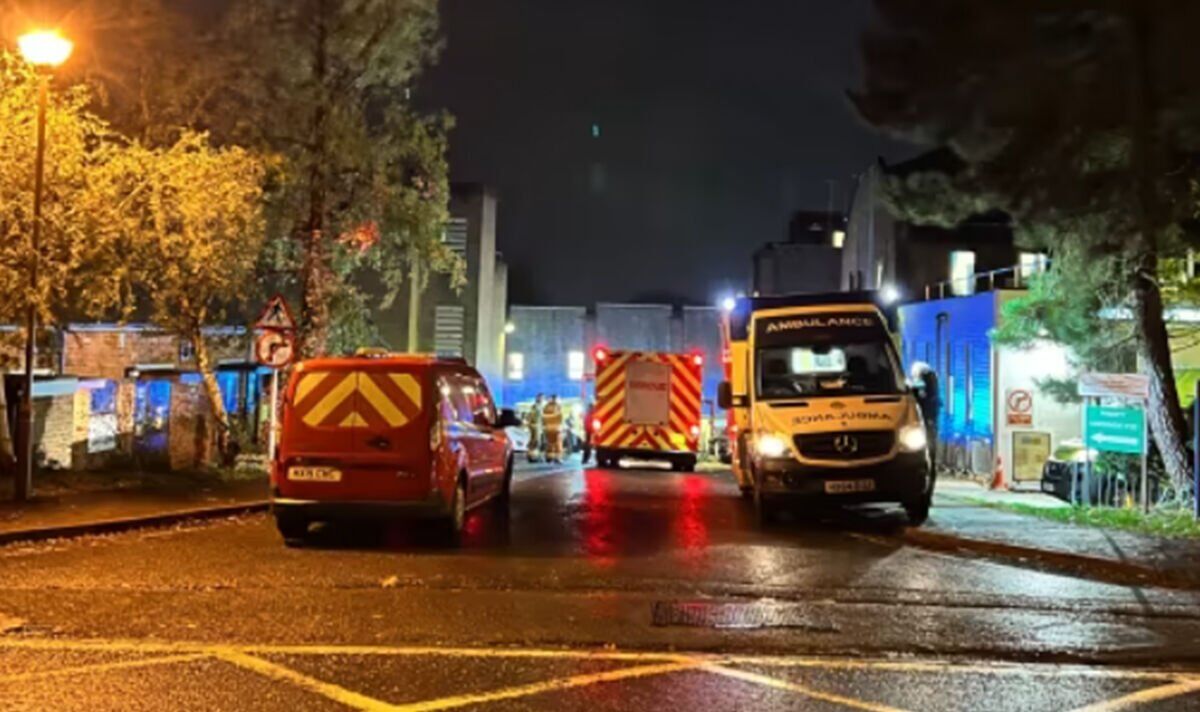 Les services d'urgence se précipitent pour aider les blessés après une fuite de produits chimiques à l'hôpital du Hampshire