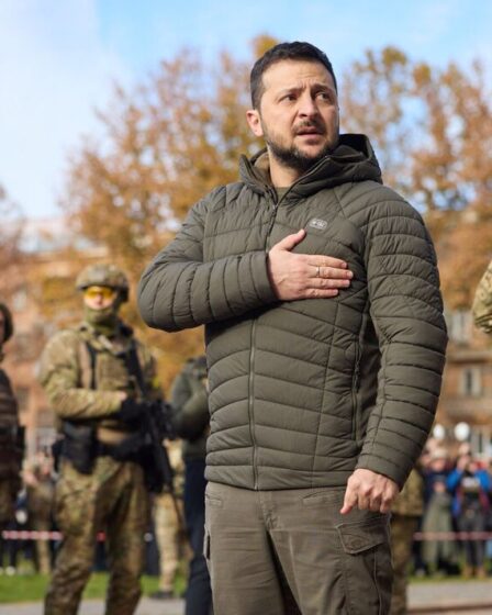 Zelensky regarde fièrement alors que le drapeau national ukrainien est hissé sur Kherson libéré