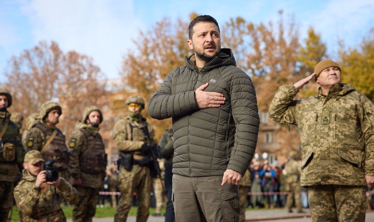 Zelensky regarde fièrement alors que le drapeau national ukrainien est hissé sur Kherson libéré