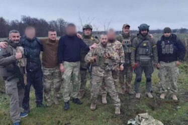 Des "anges" ukrainiens sauvent des prisonniers de guerre des griffes russes avant de brûler des uniformes