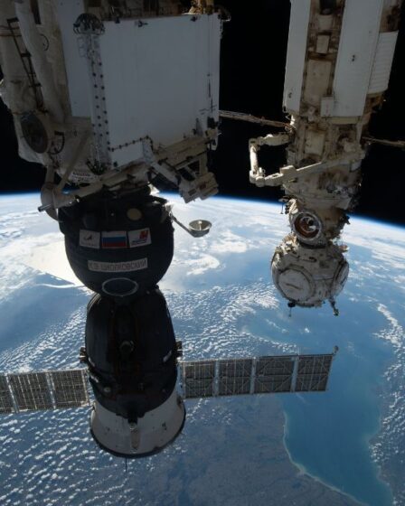 La Russie s'apprête à envoyer un navire de sauvetage vers l'ISS après que des cosmonautes se soient retrouvés bloqués par une fuite de capsule