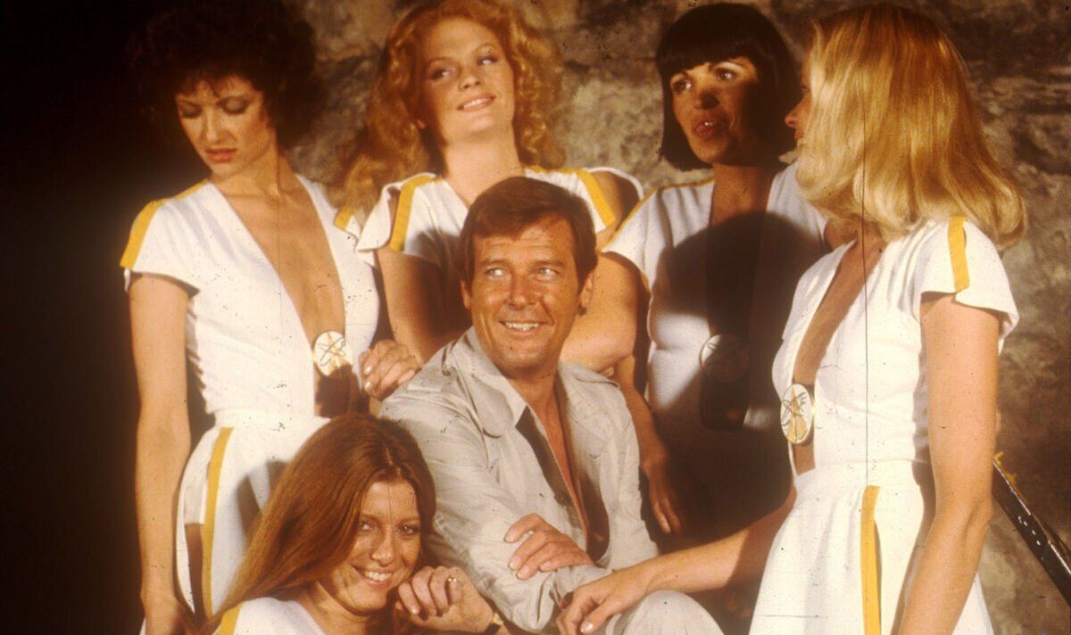 La scène d'amour James Bond Moonraker de Roger Moore avec Lois Chiles a été "la plus difficile de ma carrière"