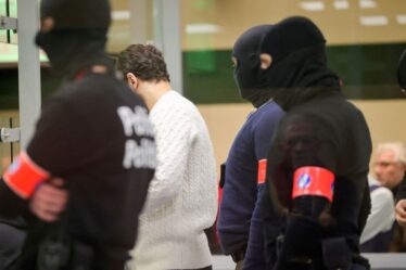 Le procès de l'EI a plongé dans le chaos après que des djihadistes ont affirmé avoir été "abusés" par la police de Bruxelles