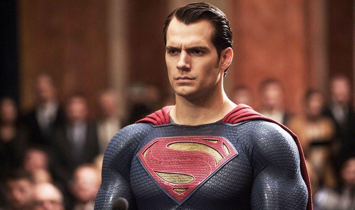 Les fans d'Henry Cavill dévastés alors que la star de Superman est renvoyée par DC après son retour il y a quelques semaines à peine