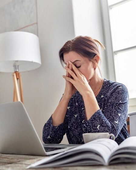 Maman en colère s'énerve alors que le patron veut qu'elle travaille le lendemain de Noël sans salaire