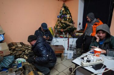 Noël en Ukraine : Poutine ne parvient pas à ruiner Noël alors que les habitants s'adaptent aux coupures de courant 24h/24