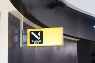 Plus de la moitié des aéroports britanniques ont interdit complètement de fumer et de vapoter après la sécurité