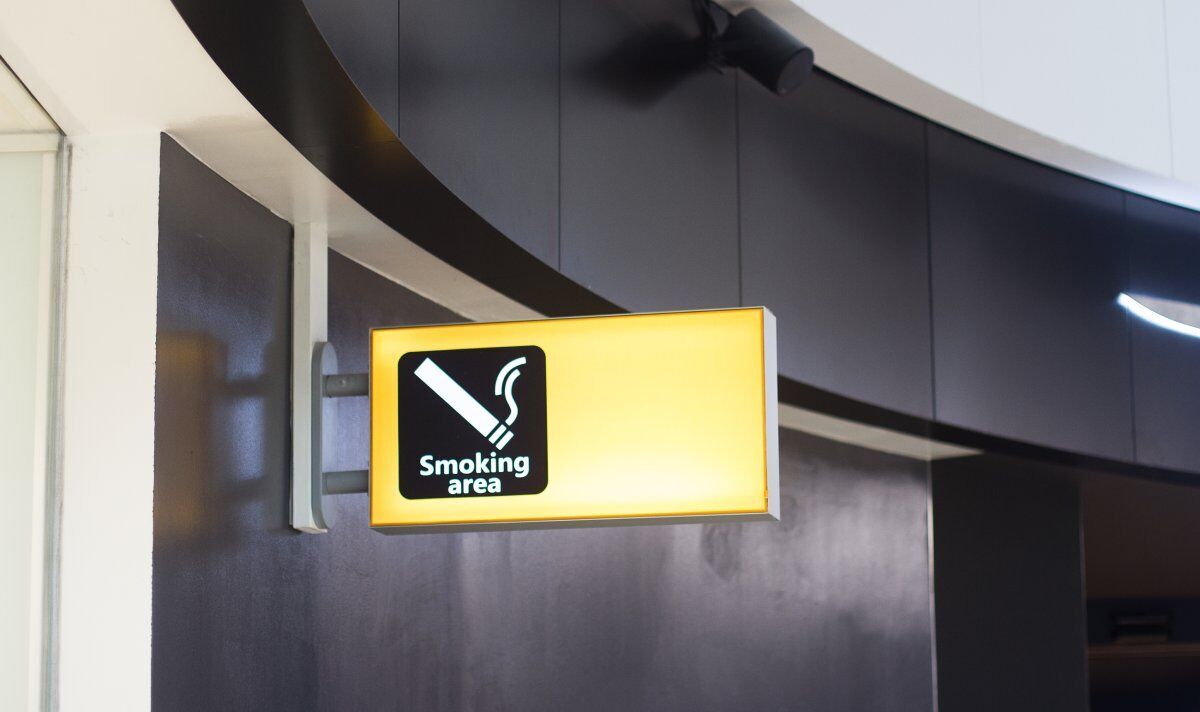 Plus de la moitié des aéroports britanniques ont interdit complètement de fumer et de vapoter après la sécurité