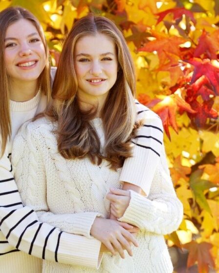 'Si belle!'  Leonor et Sofia éblouissent dans les pulls Zara alors qu'elles posent pour la carte de Noël