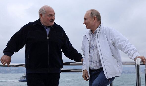 Alexandre Loukachenko et Vladimir Poutine naviguent sur la mer Noire