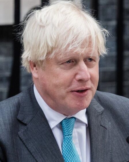 Boris Johnson reçoit un don de 1 million de livres sterling en signe majeur qu'il ne reculera pas de la politique