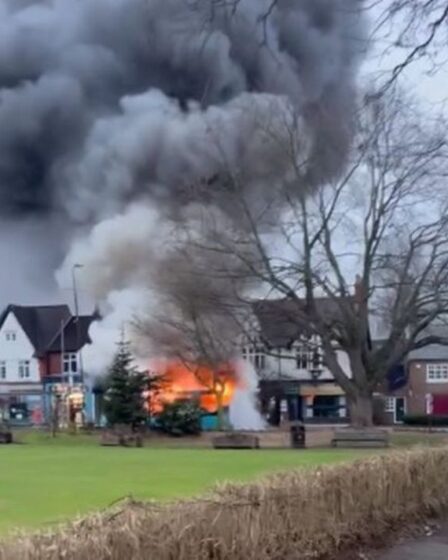 "Ça a monté très vite": panique alors que le bus prend feu dans la rue principale du village