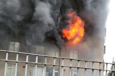 Des appartements évacués alors que des flammes éclatent de la tour du Grand Manchester