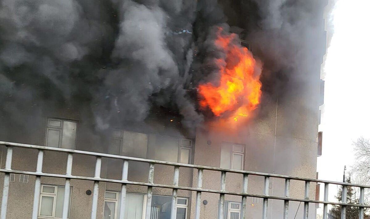 Des appartements évacués alors que des flammes éclatent de la tour du Grand Manchester
