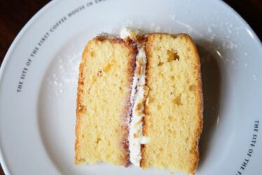 La culture du gâteau au bureau comparée au tabagisme passif, 26 % des Britanniques étant étiquetés comme obèses