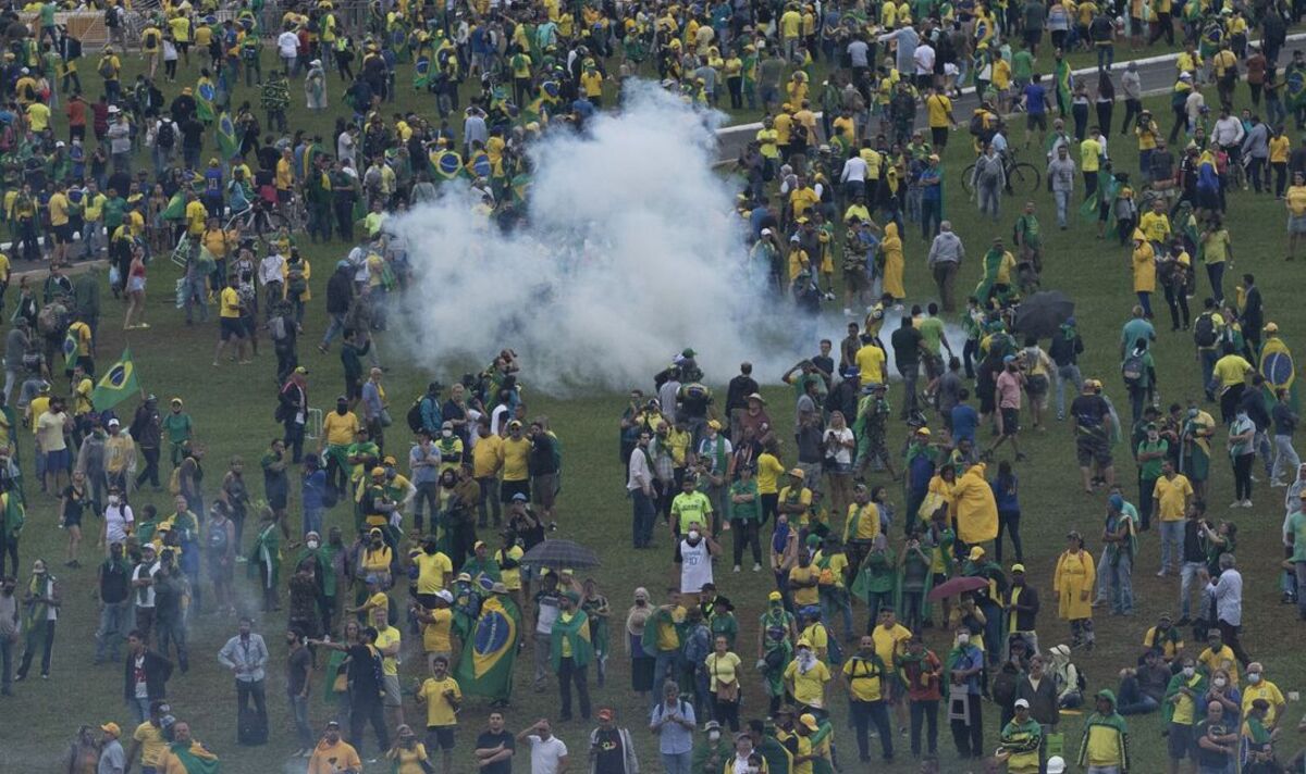 Macron déclare que "la volonté du peuple brésilien doit être respectée" alors que 400 personnes ont été arrêtées lors de manifestations