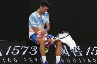 Open d'Australie EN DIRECT: Novak Djokovic défend son père Srdjan après avoir réservé la finale de Tsitsipas