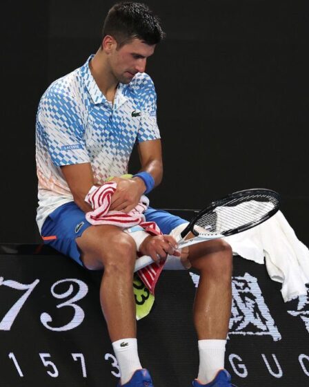 Open d'Australie EN DIRECT: Novak Djokovic défend son père Srdjan après avoir réservé la finale de Tsitsipas