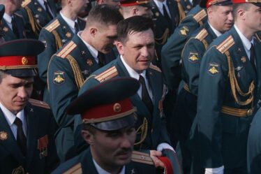 Poutine humilié alors que les troupes russes votent pour rentrer chez elles lors d'un scrutin militaire secret