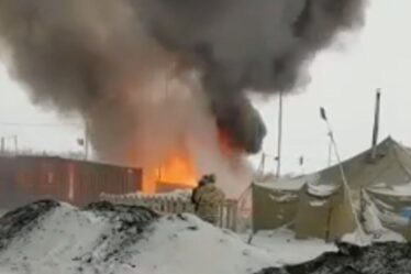 Un énorme incendie engloutit un camp militaire russe en coup dur pour les troupes - trois tentes détruites