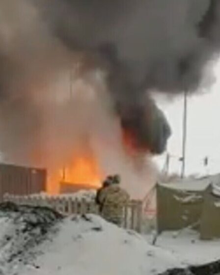 Un énorme incendie engloutit un camp militaire russe en coup dur pour les troupes - trois tentes détruites
