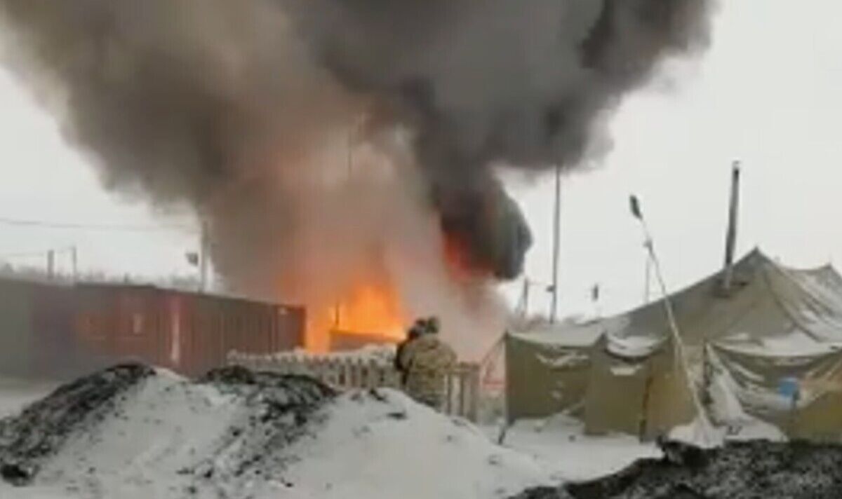 Un énorme incendie engloutit un camp militaire russe en coup dur pour les troupes - trois tentes détruites