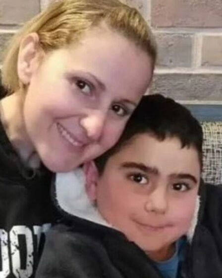 Un garçon de 10 ans se réveille du coma et tient la main de son père après un accident d'hélicoptère qui a tué sa mère