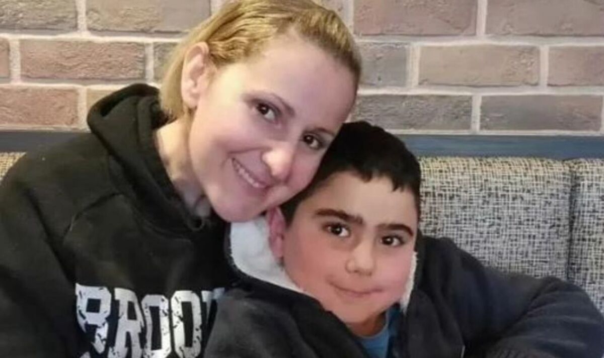 Un garçon de 10 ans se réveille du coma et tient la main de son père après un accident d'hélicoptère qui a tué sa mère