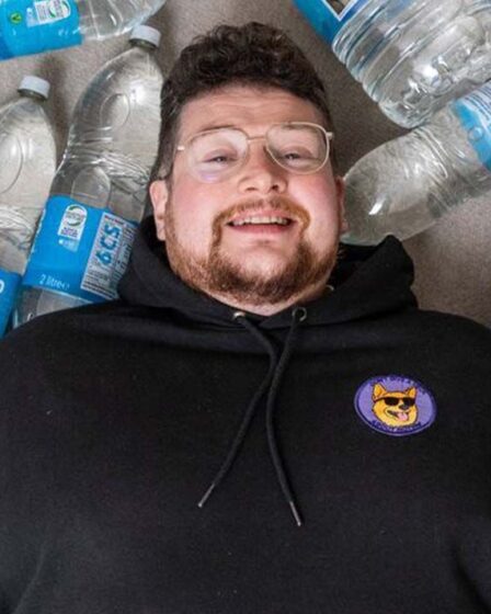 Un homme dépense 4 000 £ par an uniquement pour se baigner dans de l'eau en bouteille