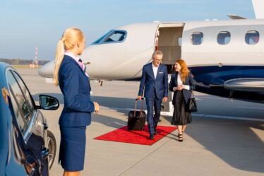 Une hôtesse de l'air sur un jet privé partage sa "routine" de luxe à l'hôtel - mais a le "mal du pays"