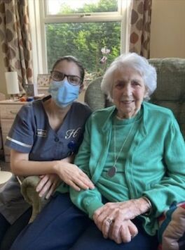 SOIN ET PARTAGE: Felicia et la résidente Cora, 91 ans, se sont rapidement entendues