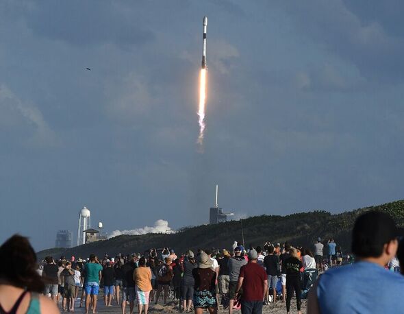 L'une des fusées SpaceX Falcon d'Elon Musk quitte le centre spatial Kennedy transportant des satellites Starlink