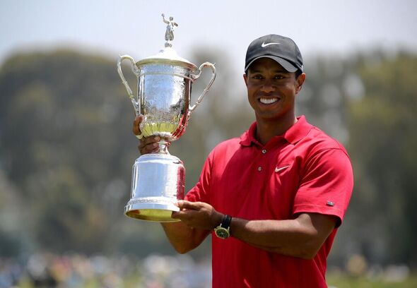 Tiger Woods des États-Unis tient son trophée un