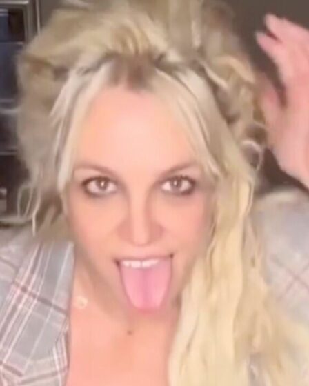 Britney Spears admet que "mon mari déteste cette vidéo" alors qu'elle publie un clip racé dans une robe faite maison