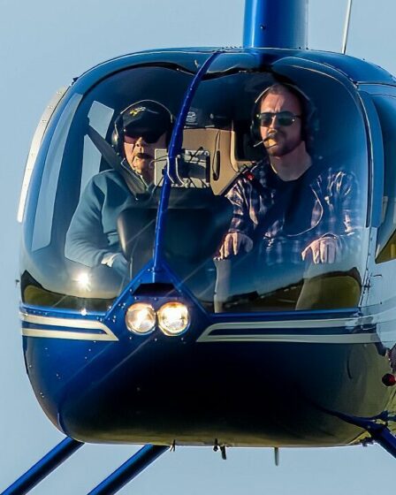 David Jason pilote son propre hélicoptère Robinson R44 Raven et atterrit dans le Buckinghamshire