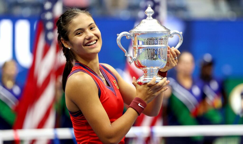 emma raducanu peut apprendre de carlos alcaraz apres avoir connu une