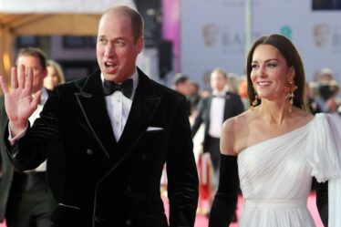 Kate Middleton étourdit dans une robe blanche glamour avec des gants noirs aux BAFTA
