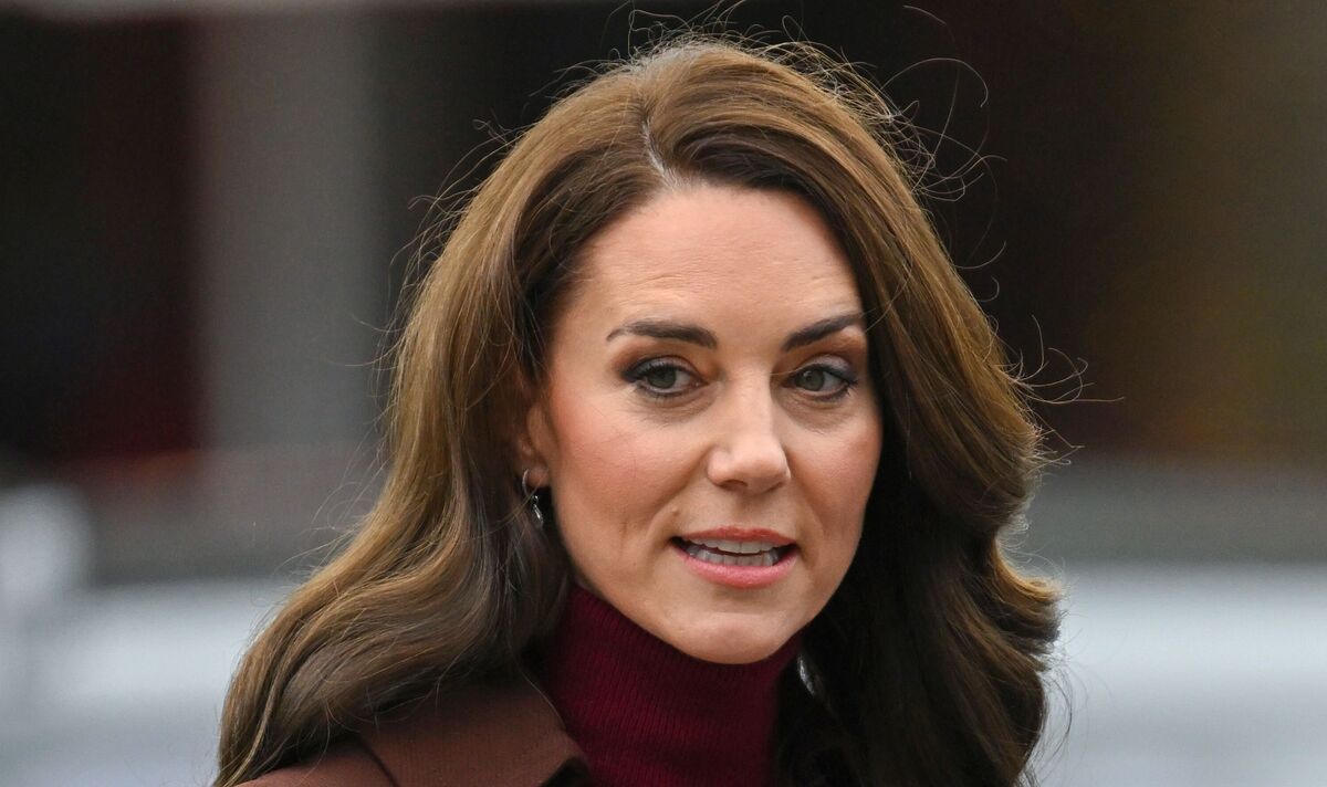 Kate porte un nouveau manteau marron Hobbs à 595 £ qui présente des similitudes frappantes avec la version 2011