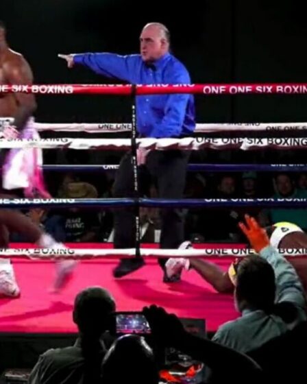 Le boxeur vomit partout sur le ring après avoir pris un coup de poing qui lui retourne l'estomac
