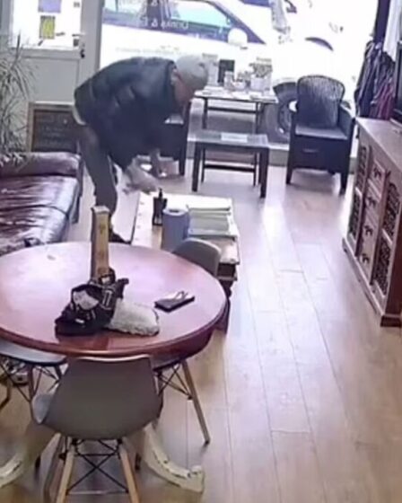 Le propriétaire d'un magasin de cannabis affirme qu'il a attrapé un fantôme hantant son entreprise devant la caméra