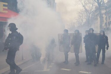 Les manifestants français crient "Macron veut notre mort" à propos de la réforme des retraites alors que des affrontements éclatent
