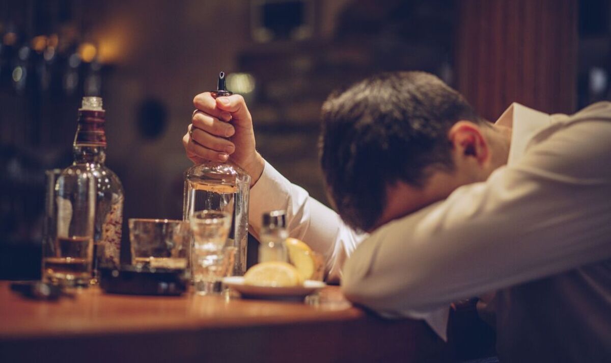 Une consommation excessive d'alcool peut augmenter votre risque d'attraper Covid, prévient une étude