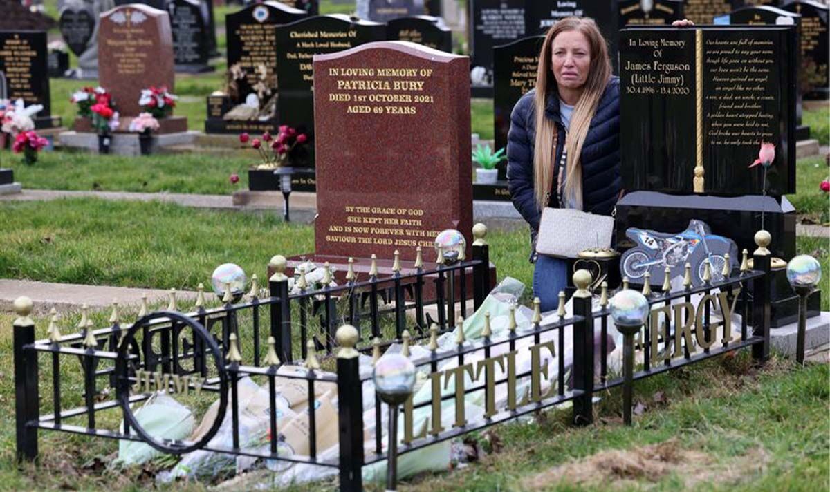 Une mère en deuil a reçu l'ordre de retirer les balustrades ornées de 1 000 £ de la tombe de son fils