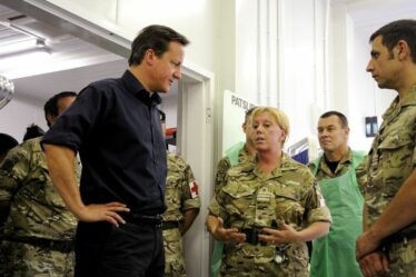 Un héros de guerre afghan raconte comment l'armée britannique profite de la "touche plus légère" des femmes soldats