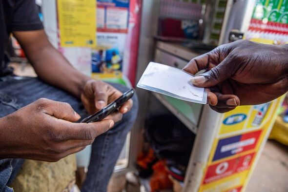 Un client au Ghana utilisant son identifiant numérique pour payer des marchandises