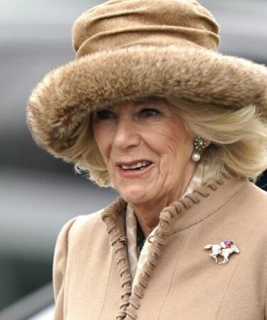 Camilla est chic au Cheltenham Festival en manteau camel et fabuleuse broche cheval