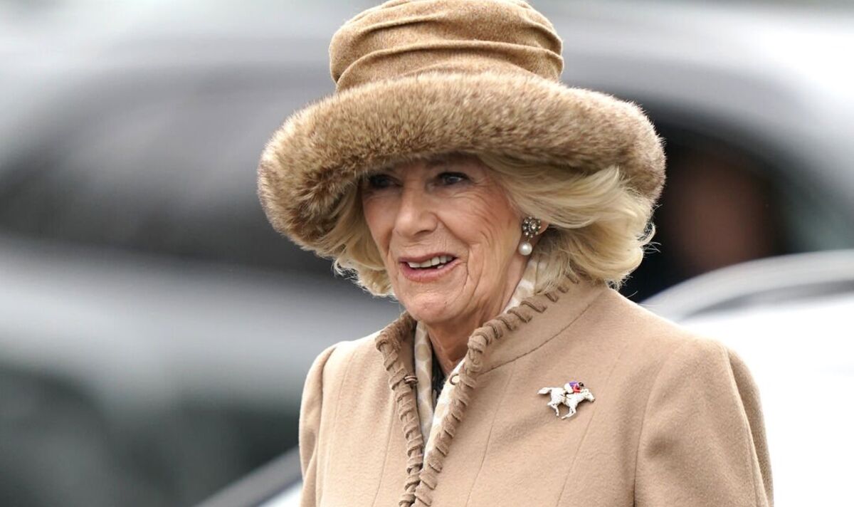 Camilla est chic au Cheltenham Festival en manteau camel et fabuleuse broche cheval