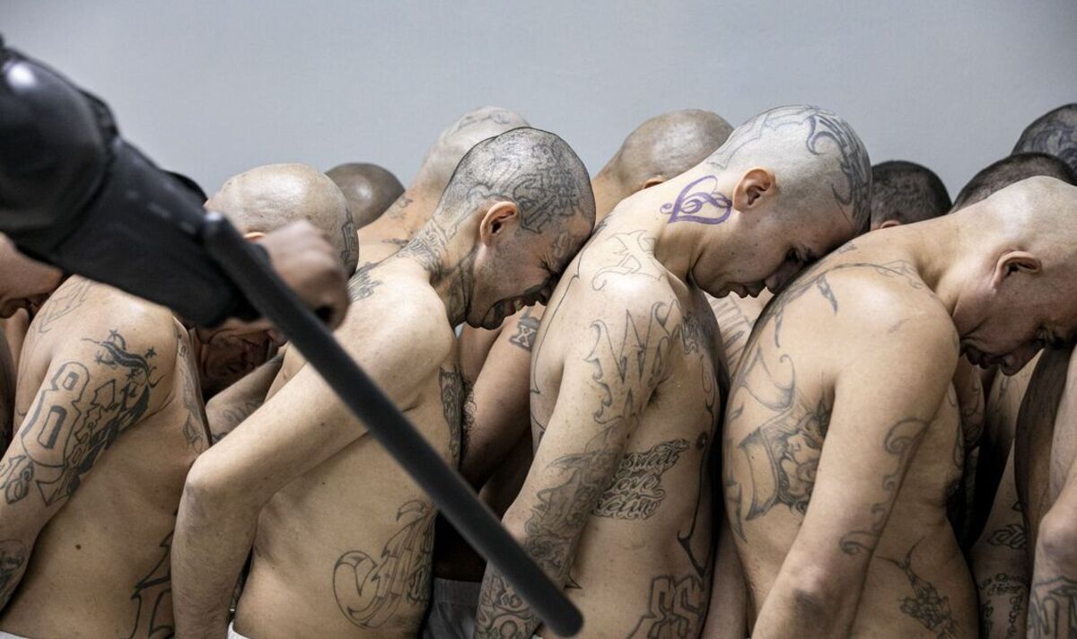 La prison d'El Salvador accueille une deuxième vague de membres de gangs alors que les conditions difficiles sont mises à nu