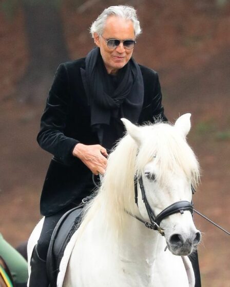 L'aveugle Andrea Bocelli monte à cheval dans Central Park cinq ans après sa chute brutale