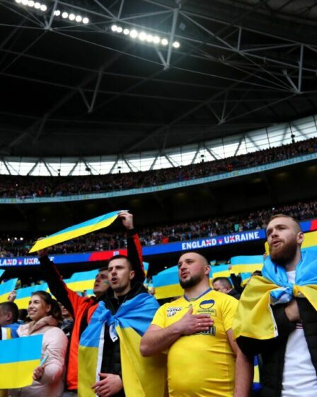 Les fans ukrainiens visent Vladimir Poutine au milieu d'un geste poignant d'avion en papier contre l'Angleterre